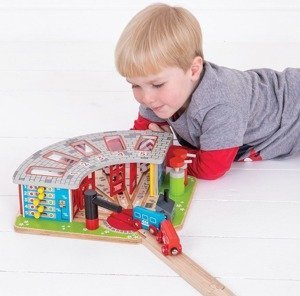 Duża parowozownia dla 5 lokomotyw, Bigjigs Rail