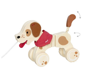 Drewniany piesek Max zabawka do ciągnięcia Goki