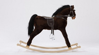 Brązowy koń na biegunach dla dzieci Alfa