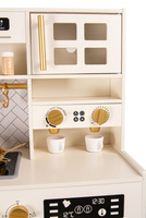 Drewniana kuchnia zabawkowa dla dzieci z bogatym wyposażeniem