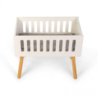 Białe drewniane łóżeczko dla lalki z materacem Astrup