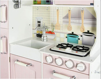 Drewniana kuchnia dla dzieci emitująca dźwięk i światło z akcesoriami kostkarką do lodu