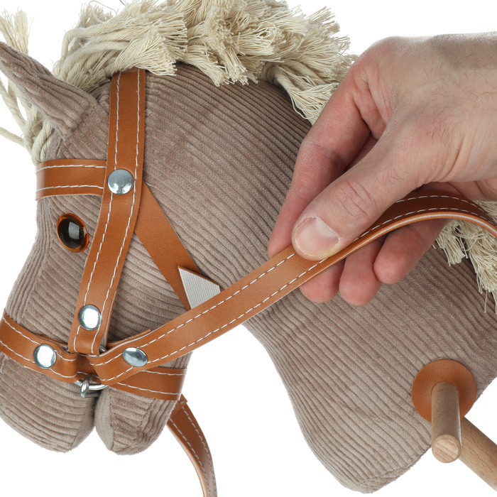 Brązowy koń na kiju z kółeczkami pluszowy Hobby Horse Mumbee
