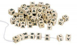 Koraliki do nawlekania. Kosteczki - literki, goki