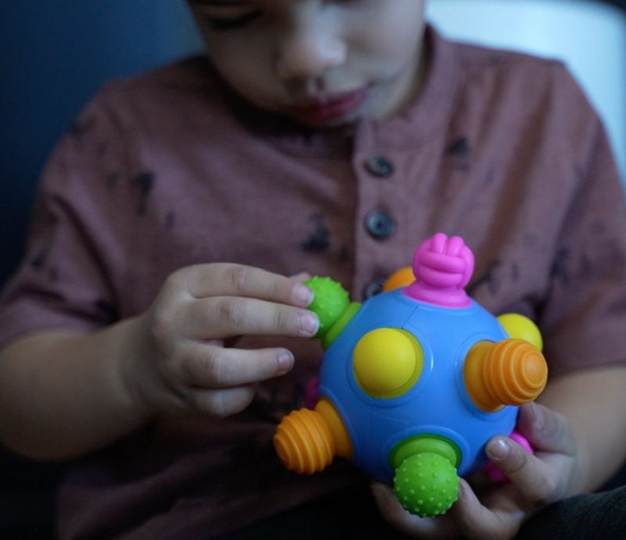 Woblii kula stymulująca zabawka sensoryczna Mobi