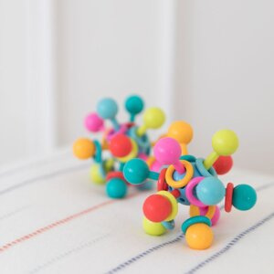 Grzechotka Kolorowy atom Manhattan Toy