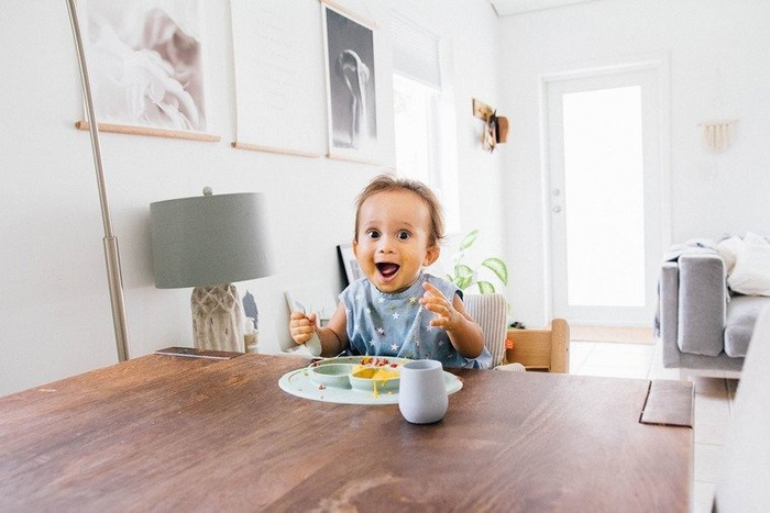 EZPZ Silikonowy kubeczek Tiny Cup pastelowa szarość