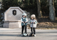 SCOOTANDRIDE Dziecięcy kask XXS-S 1-5 lat światło LED magnetyczne zapięcie Leopard