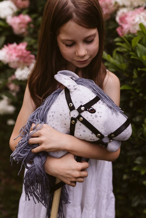 Hobby Horse Koń na kiju z otwartą buzią Star Astrup szarawy