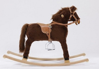 Brązowy mały koń na biegunach dla najmłodszych Makar