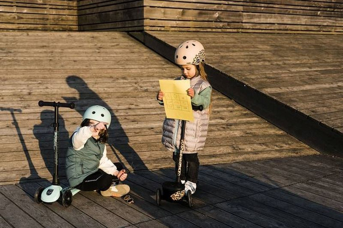 SCOOTANDRIDE Dziecięcy kask XXS-S 1-5 lat światło LED magnetyczne zapięcie Green Lines