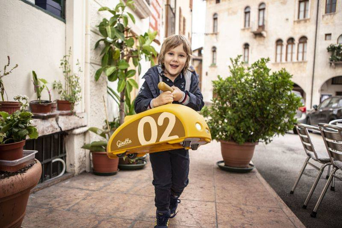 Żółty jeździk Ginetta Mini Eolo Italtrike