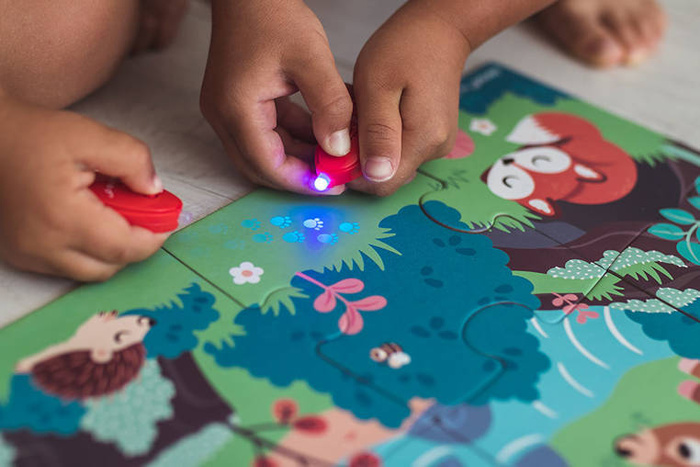 Świecące puzzle z mini-lampką UV Las 24 elementy 3+ Janod