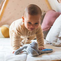 Szumiący Królik śpioszek Felek Whisbear maskotka 