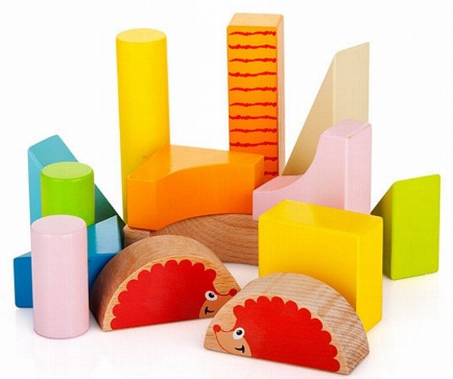 Drewniany wózek z klockami. Jeż