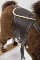 Brązowy z łatami mały koń na biegunach dla najmłodszych Makar