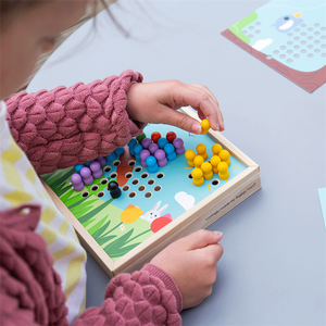 Drewniana układanka do wkładania kolorowych kołków W ogrodzie Bigjigs Toys