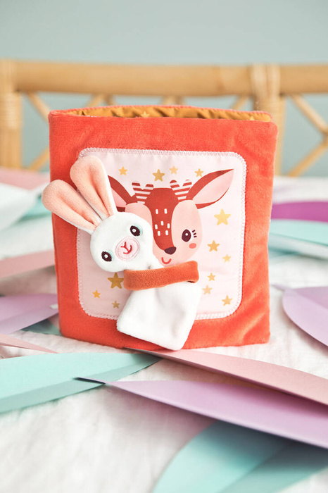 Materiałowa edukacyjna książeczka z mini przytulanką sarenka Stella i jej przytulanka LILLIPUTIENS