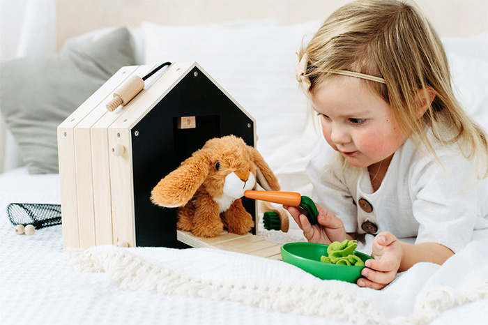 Pluszowy królik w drewnianym domku z wybiegiem Small Foot