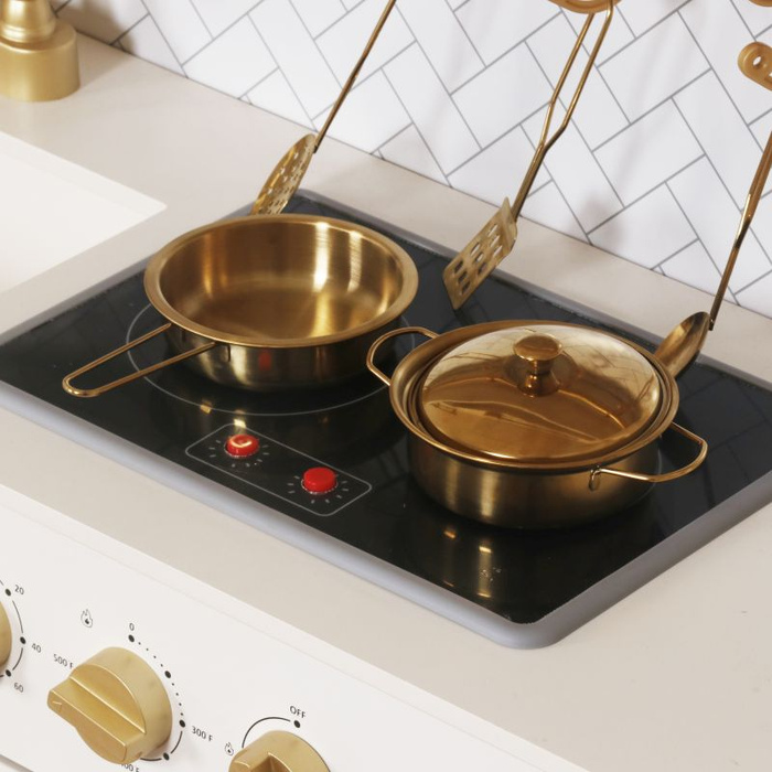 Drewniana kuchnia zabawkowa dla dzieci z bogatym wyposażeniem