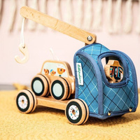 Drewniany holownik z ruchomym hakiem i autkiem Osiołek Ignace Lilliputiens