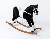 Kary koń na biegunach Karl z białym siodłem