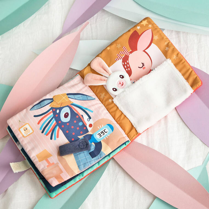 Materiałowa edukacyjna książeczka z mini przytulanką sarenka Stella i jej przytulanka LILLIPUTIENS