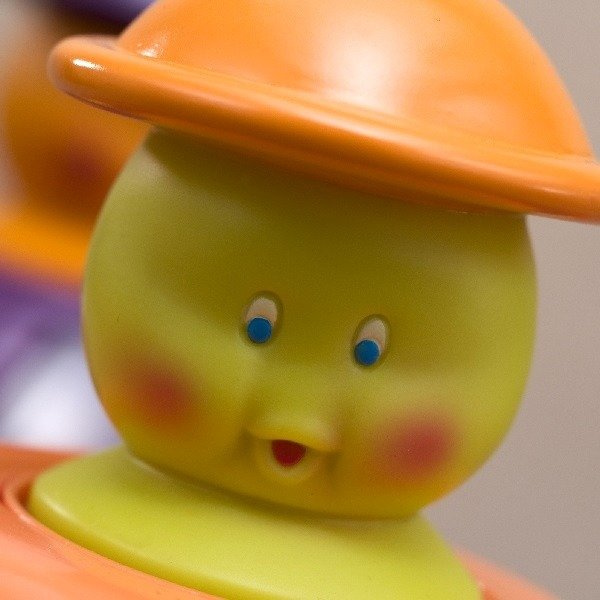 Zabawka sensoryczna dla dzieci Bączek Pomarańczowy ludek B.Toys