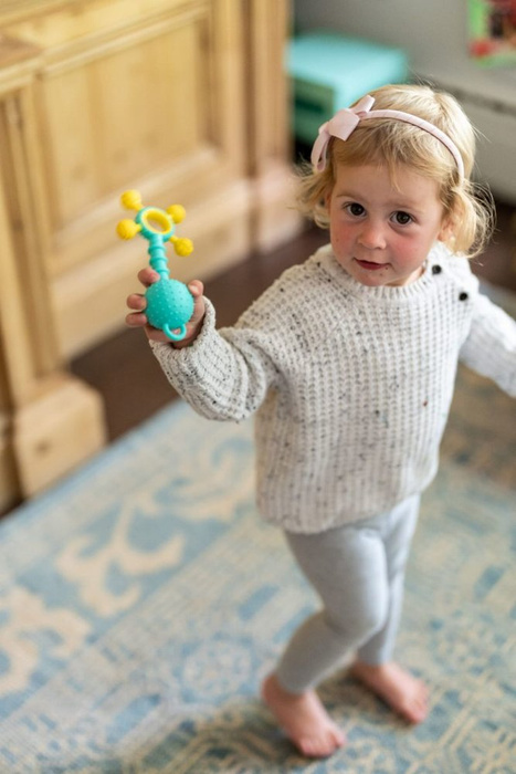 Gumlii Gryzak z grzechotką i zaczepką Mobi