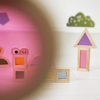 Sensoryczne klocki drewniane dla dzieci przeźroczyste kolorowe Janod 