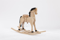 Drewniany koń na biegunach. Piękny rumak z siodłem