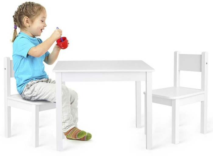Biały stolik i dwa krzesełka dla dzieci