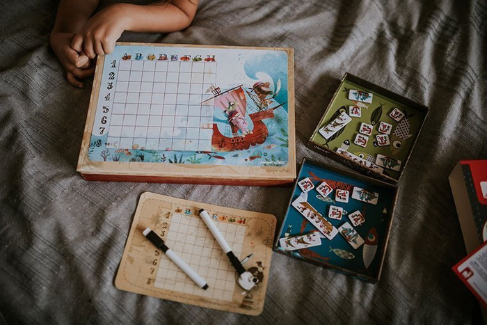 Gra dla dzieci z magnetyczną tablicą. Statki piratów, Janod