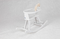 Biały, drewniany koń na biegunach z obejmą