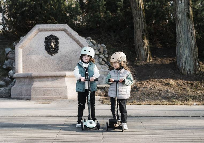 SCOOTANDRIDE Dziecięcy kask XXS-S 1-5 lat światło LED magnetyczne zapięcie Leopard