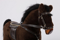 Brązowy koń na biegunach dla dzieci Alfa