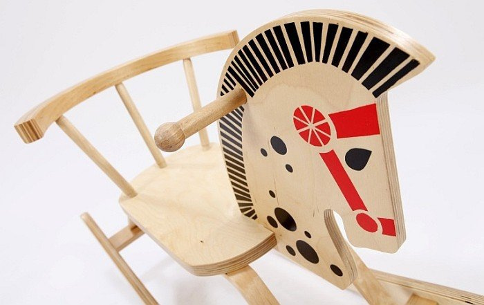 Koń na biegunach z oparciem