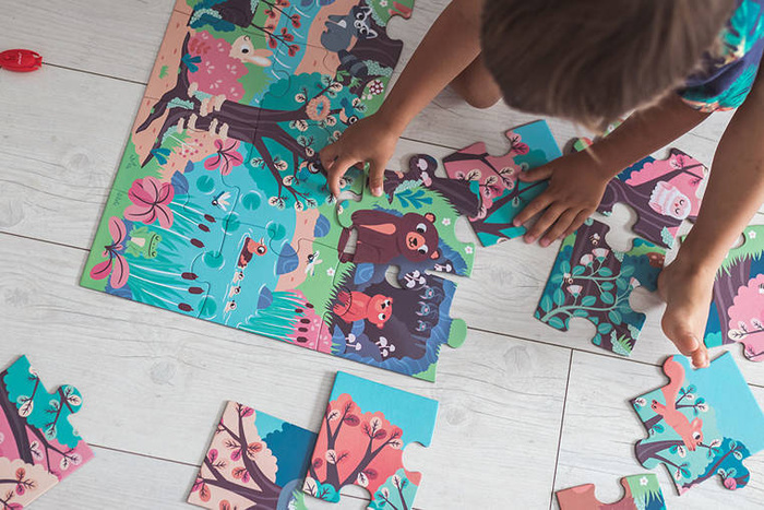 Świecące puzzle z mini-lampką UV Las 24 elementy 3+ Janod