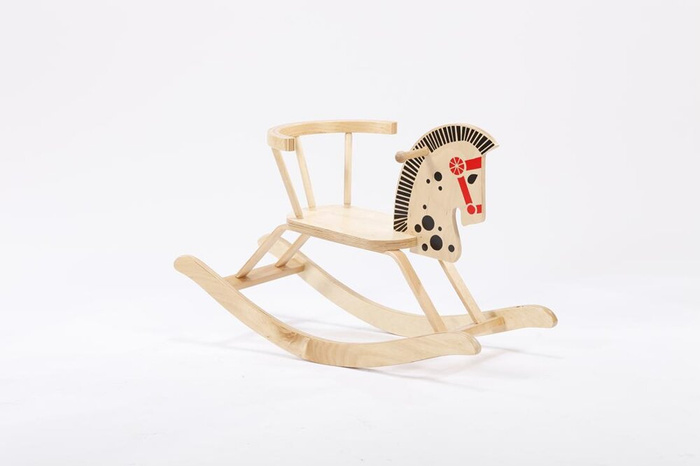 Koń na biegunach z oparciem