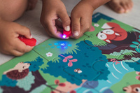 Świecące puzzle z mini-lampką UV Las 24 elementy 3+ Janod 