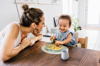 EZPZ Silikonowy kubeczek Tiny Cup pastelowa szarość
