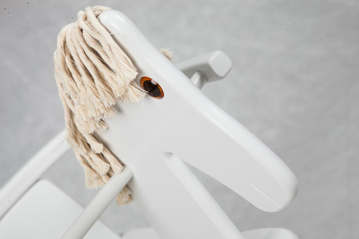 Biały, drewniany koń na biegunach z obejmą