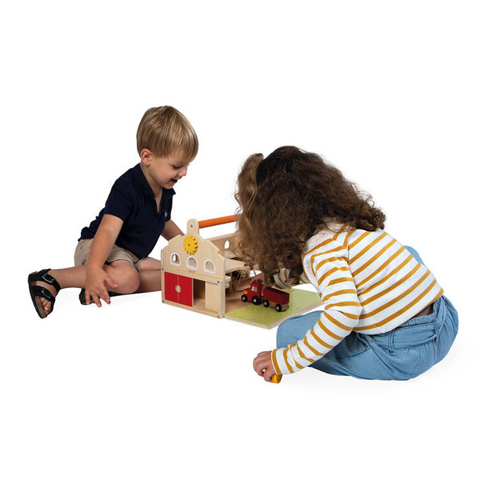 Drewniana farma z otwieranym dachem i figurkami Janod