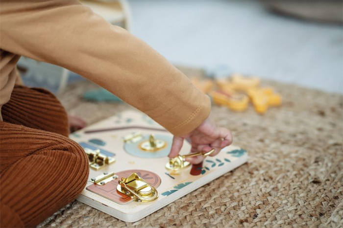 Drewniana tablica motoryczna zamki i zatrzaski Safari Small Foot