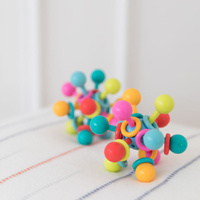 Grzechotka Kolorowy atom Manhattan Toy