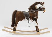 Brązowy z łatami mały koń na biegunach dla najmłodszych Makar