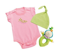 Zestaw upominkowy dla niemowlaka. Grzechotka, czapeczka, body, Manhattan Toy