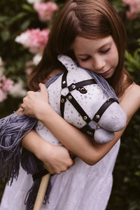 Hobby Horse Koń na kiju z otwartą buzią Star Astrup szarawy
