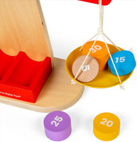 Czerwona drewniana waga szalkowa dla dzieci Bigjigs