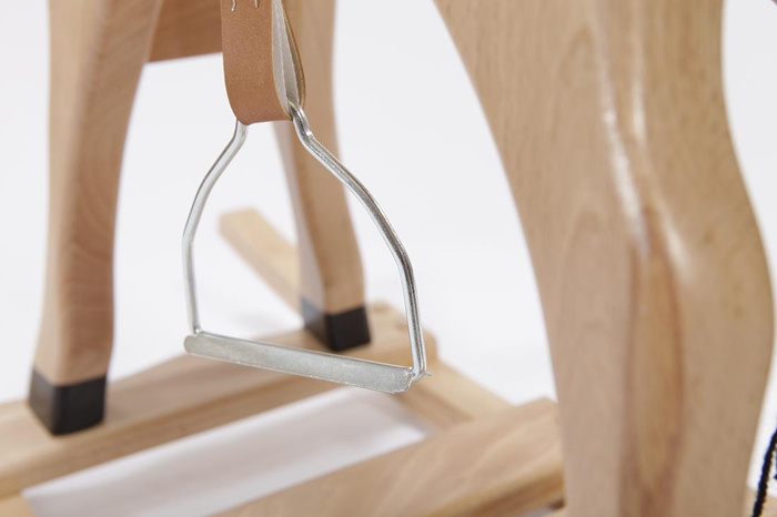 Drewniany koń na biegunach. Piękny rumak z siodłem